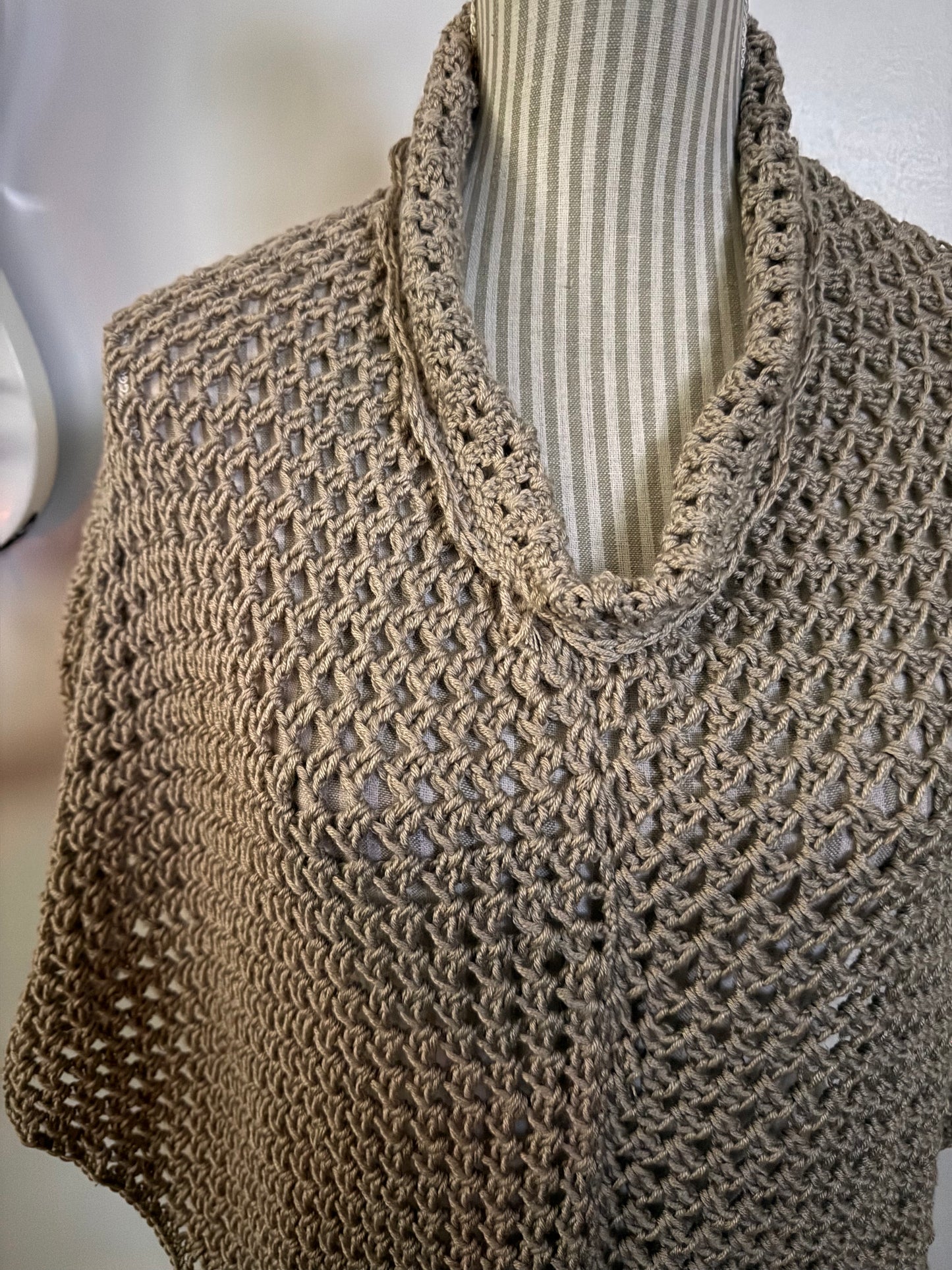 CROCHET DARK CREAM SHORT PONCHO