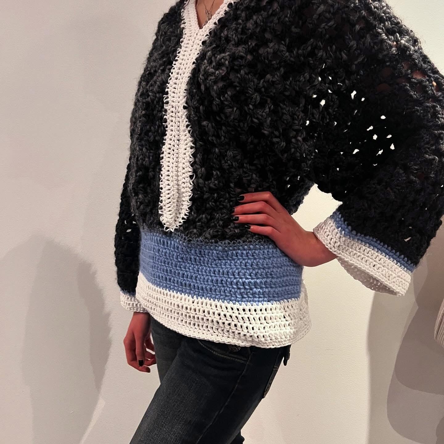 CROCHET PULLOVER IN BLACK&BLUE