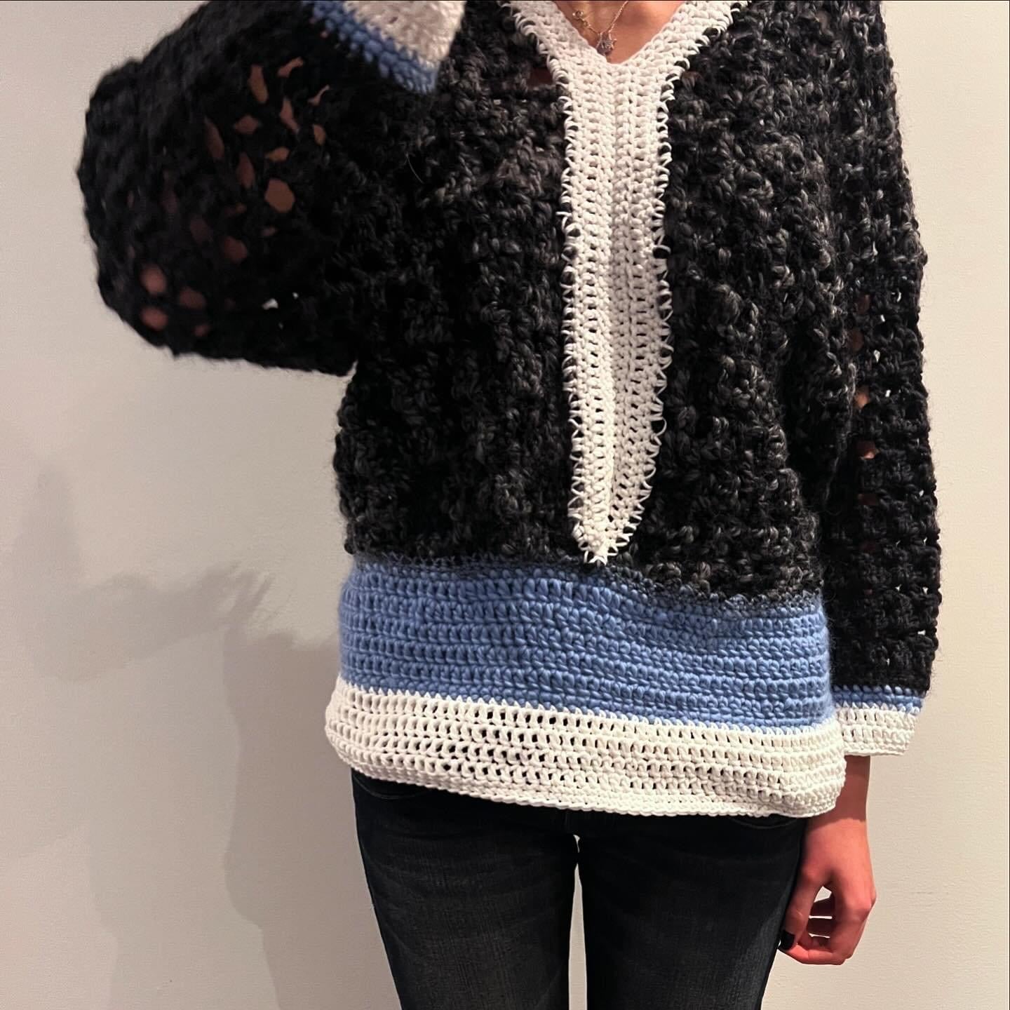 CROCHET PULLOVER IN BLACK&BLUE