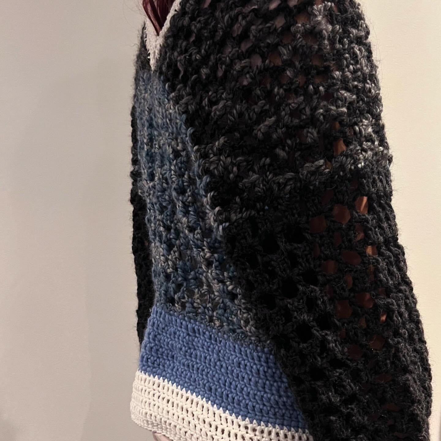 CROCHET PULLOVER IN BLACK&BLUE