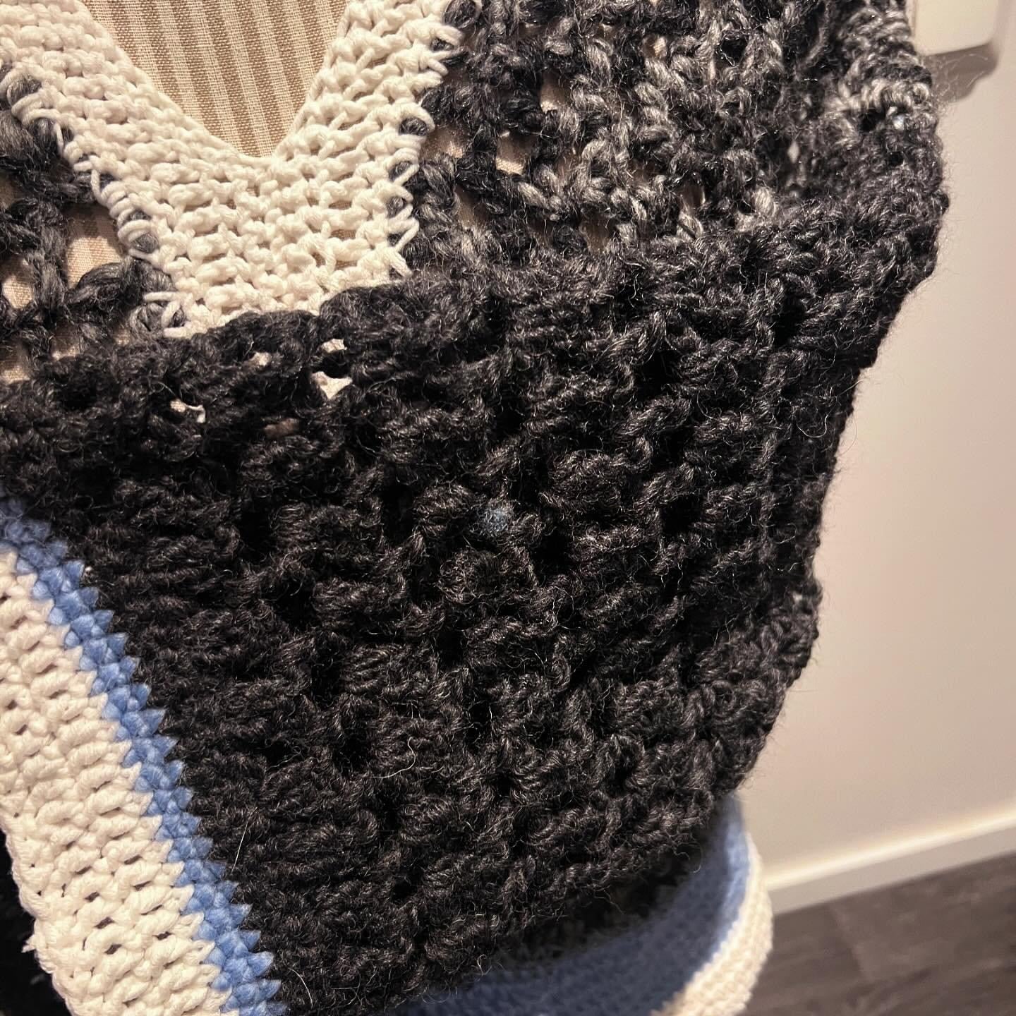 CROCHET PULLOVER IN BLACK&BLUE