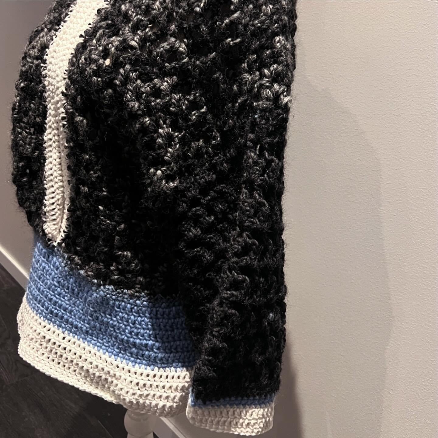 CROCHET PULLOVER IN BLACK&BLUE