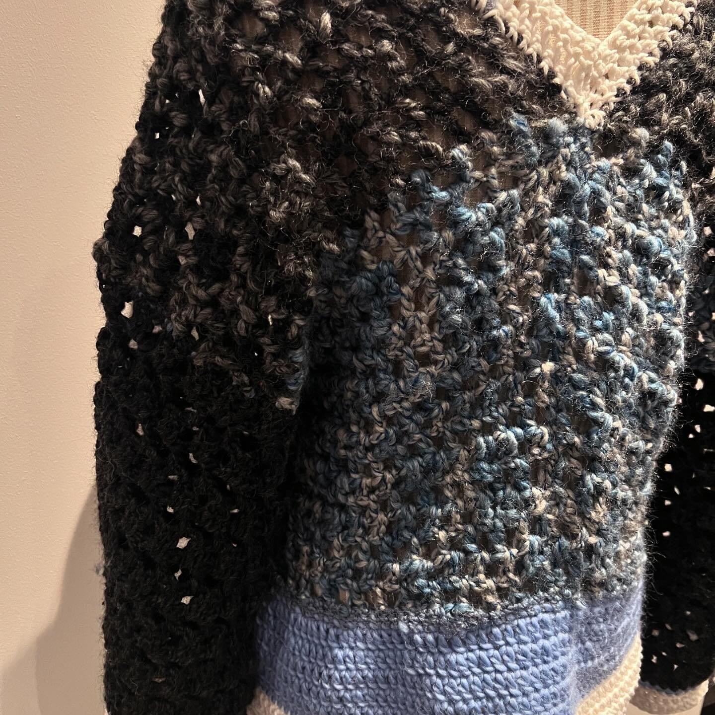 CROCHET PULLOVER IN BLACK&BLUE